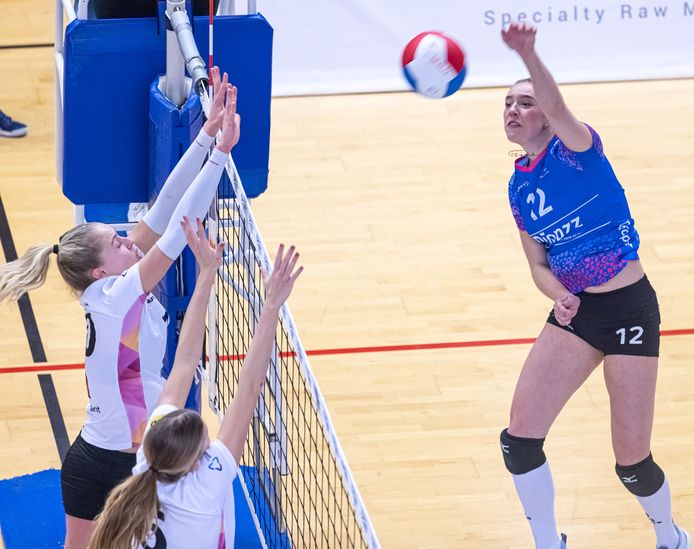 Tess de Vries (12) is bij VC Zwolle verwikkeld in een concurrentiestrijd met Nicole van de Vosse.