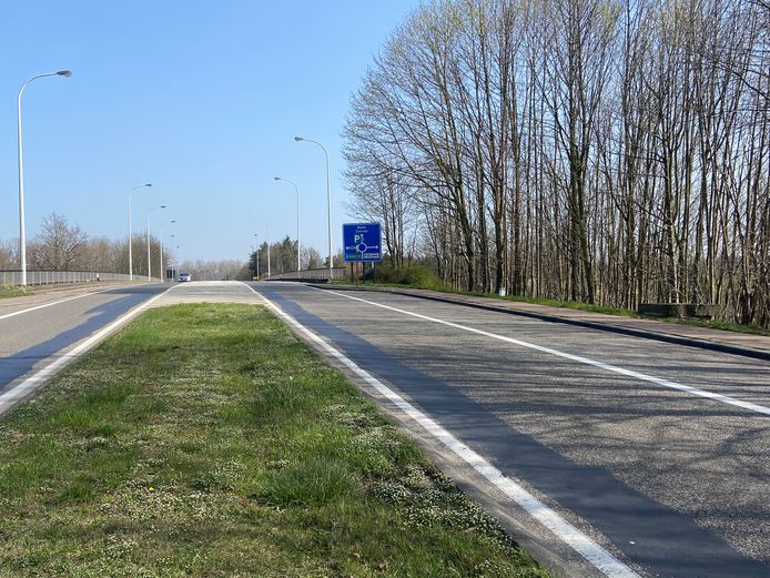 Vrachtwagenchauffeurs gebruiken de parkeerstroken op de brug over de E34 in Zoersel dikwijls als overnachtingsplek. Als maatregel tegen zwerfvuil is dat weldra niet meer mogelijk