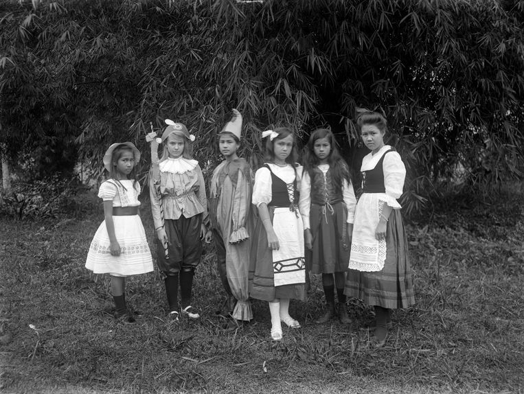 Een groep Europese en Indonesische meisjes, in toneelkleren, in de tuin van de Ursulinenschool in Bandoeng, 1880-1910.  Beeld Foto HH / Spaarnestad 