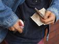 Drugs dealen: een gemakkelijke en snelle manier om aan geld te komen. (foto ter illustratie)