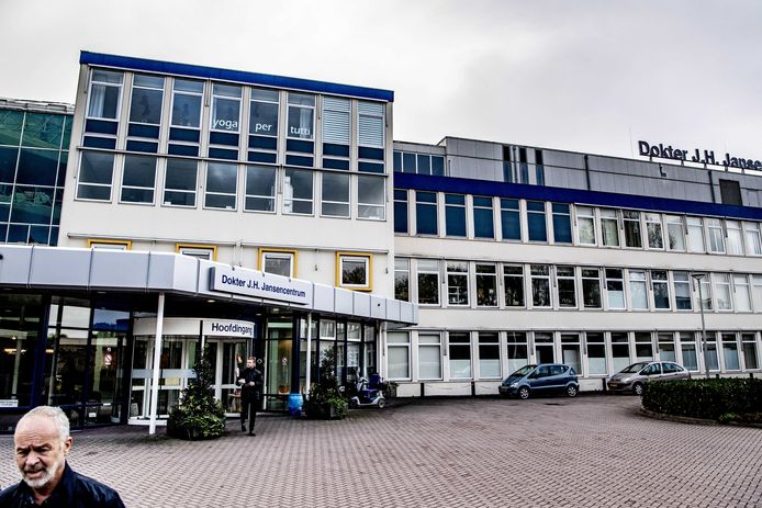 De in financiële nood verkerende IJsselmeerziekenhuizen met vestigingen in Flevoland en de Noordoostpolder zijn failliet verklaard door de rechtbank Midden-Nederland.