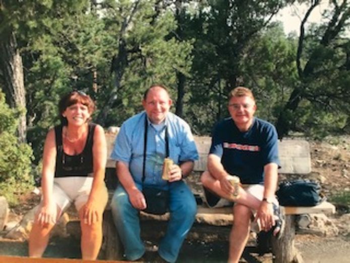 Giel in gezelschap van collega Koert de Jager en diens vrouw tijdens een bezoek aan de Grand Canyon.