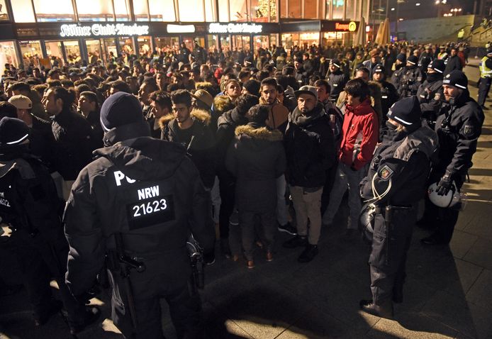 Duitse agenten drijven een groep mannen samen voor het treinstation in Keulen, op oudejaarsavond 2016. Dat doen ze na de massale aanrandingen een jaar eerder, waarbij vooral Noord-Afrikanen vrouwen lastigvielen.
