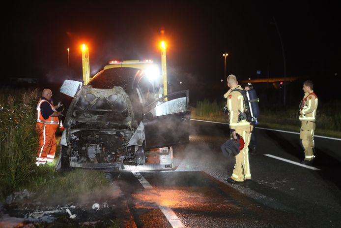 Auto vat vlam op snelweg A50 bij Son en Breugel.
