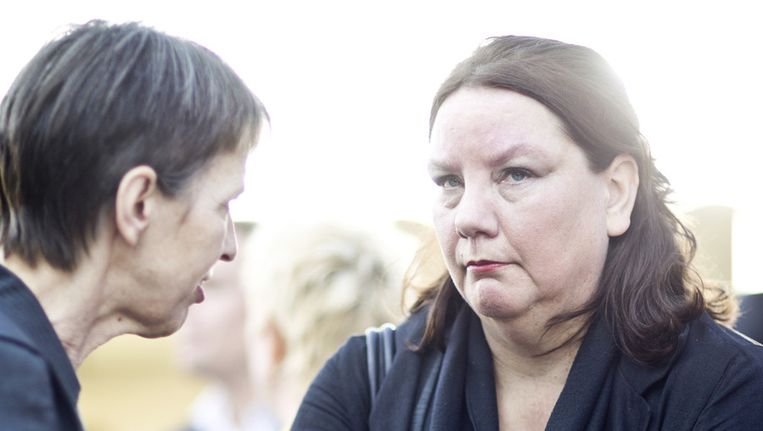 FNV-topvrouw Agnes Jongerius (R) in gesprek met Jetta Klijnsma (L Beeld ANP