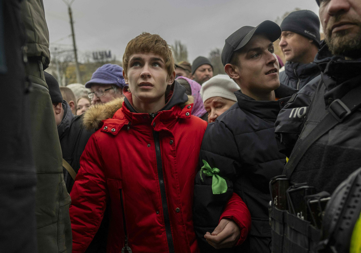 Kherson residents line up for food aid.  AFP photo