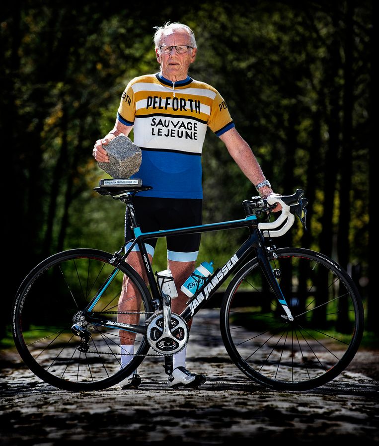 Jan Janssen, met de originele trui waarin hij won en de overwinningskei van Paris-Roubaix op de kasseien in het Noorden van België.
 Beeld Klaas Jan van der Weij