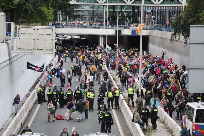 Na urenlang staken grijpt de politie eindelijk in tijdens de blokkade van Extinction Rebellion.