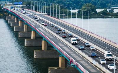 Haringvlietbrug nog een paar keer dicht, maar ditmaal voornamelijk ’s nachts