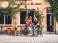Sebastian Vos (links) en Ynze van Hoek (30) openden samen buurtcafé De Kleine Kunst op de Lousbergskaai.