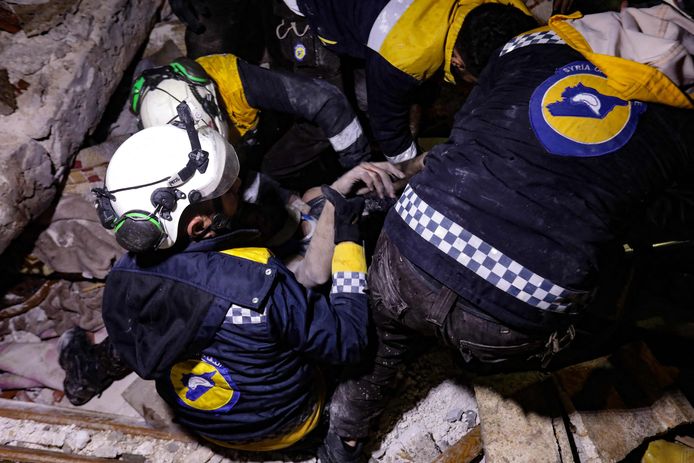 Syrische reddingswerkers halen een man onder het puin in de stad Azaz.