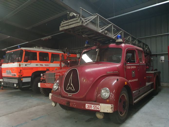Zo'n 180 oude brandweerwagens van het Brandweermuseum zijn overgebracht van Aalst naar Ravels naar een van de voormalige hallen van de NAVO.