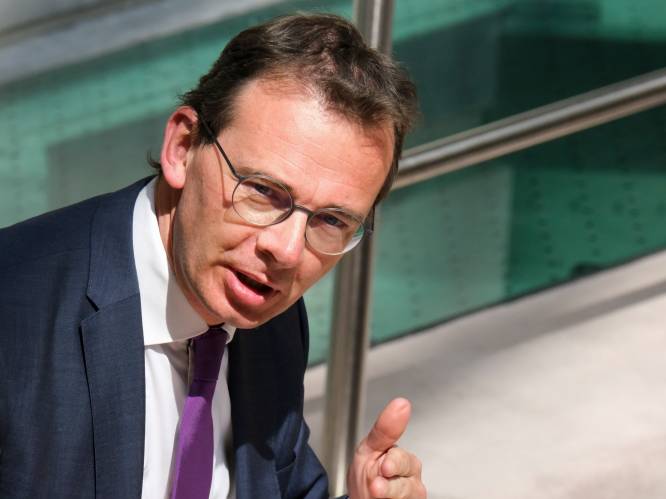 Politici bijna maand minder lang op vakantie | Binnenland ...