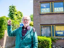 Willem (85) protesteert met borden voor zijn ramen voor Rus Navalny: ‘Ik ben razend op Poetin’