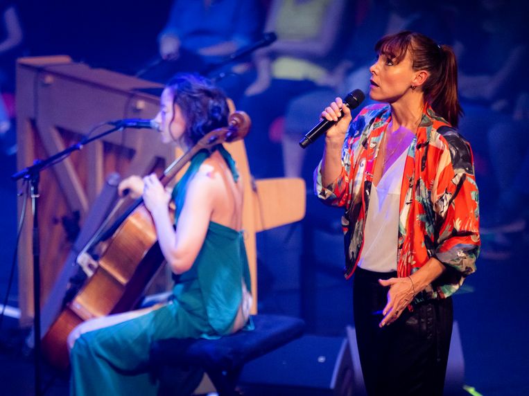 Wende Snijders hurkt, kruipt en klautert over toneel, fluistert, zalft, vloekt en fleemt