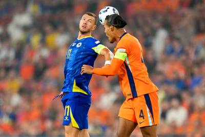 LIVE NETHERLANDS-BOSNIA. 1-0! Joshua Zirkzee thanks for starting spot with a great header