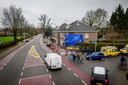 Een dag na het ongeval: herstelwerkzaamheden aan de gevel van huis dat in puin gereden is.