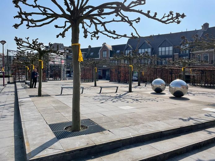 De gele linten doken onder meer op aan het Fonteinhof.