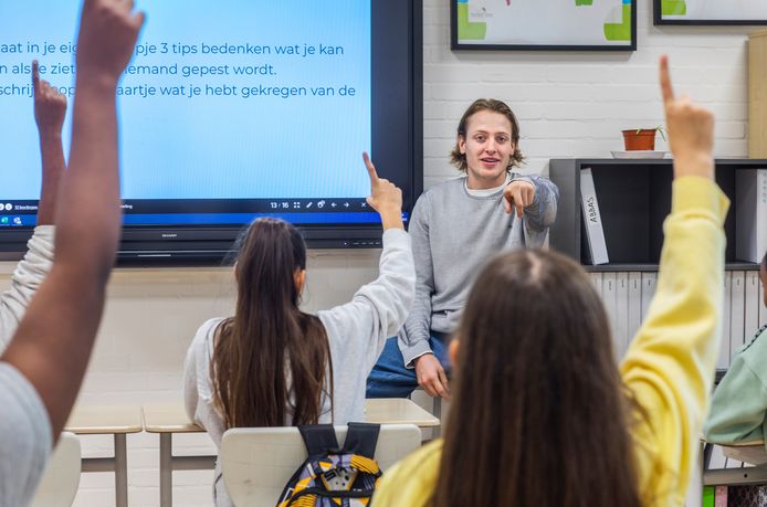 Student Melle, geeft onbevoegd les op praktijkonderwijsschool De Einder.