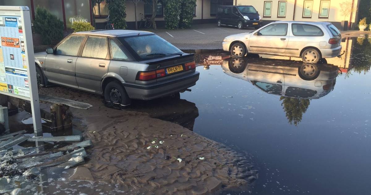 Geknapte waterleiding zet parkeerplaats Zalencentrum Dwars in Sint Isidorushoeve blank