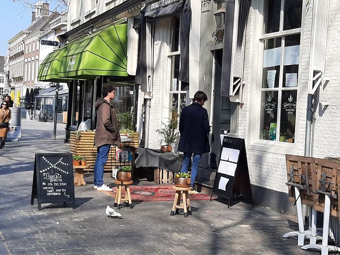 Bij het loket van het Barista Café op de Grote Markt doorbreekt een klein rijtje wachtenden de leegte