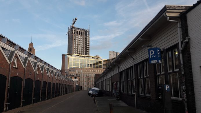 Het TAC-gebouw, de voormalige Philips personeelswinkel,  in Eindhoven. Links de garages achter de Ventoseflat aan de Mathildelaan. Het idee om deze straat te overkappen en op het TAC een opbouw voor woningen te bouwen, is van de baan.