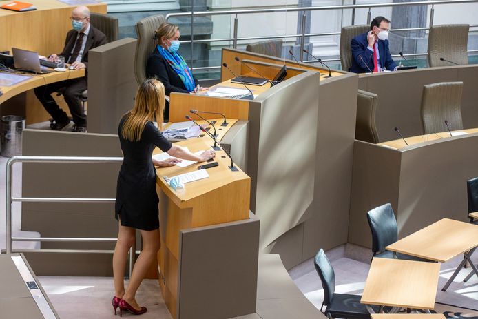 Celia Groothedde (Groen, L) aan het woord in het Vlaams Parlement, waar Vlaams minister van Welzijn Wouter Beke (CD&V, R) woensdag stevig de wind van voren kreeg tijdens een actualiteitsdebat over de kinderopvang.