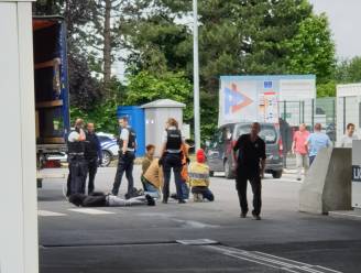 Transmigranten verschansen zich in vrachtwagen: politie grijpt in en pakt vluchtelingen op