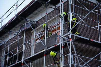 Steigerplaten komen los door zware windstoten in Rijen