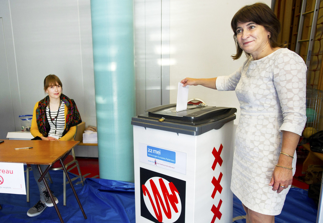 Minister Lilianne Ploumen van Buitenlandse Handel en Ontwikkelingssamenwerking brengt haar stem uit voor de Europese verkiezingen. Beeld anp