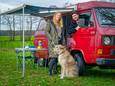 Er is plek voor vier… én een grote hond in de nostalgische Volkswagencampers die Ivo en Annemarie Bonneveld uit Hengevelde verhuren.