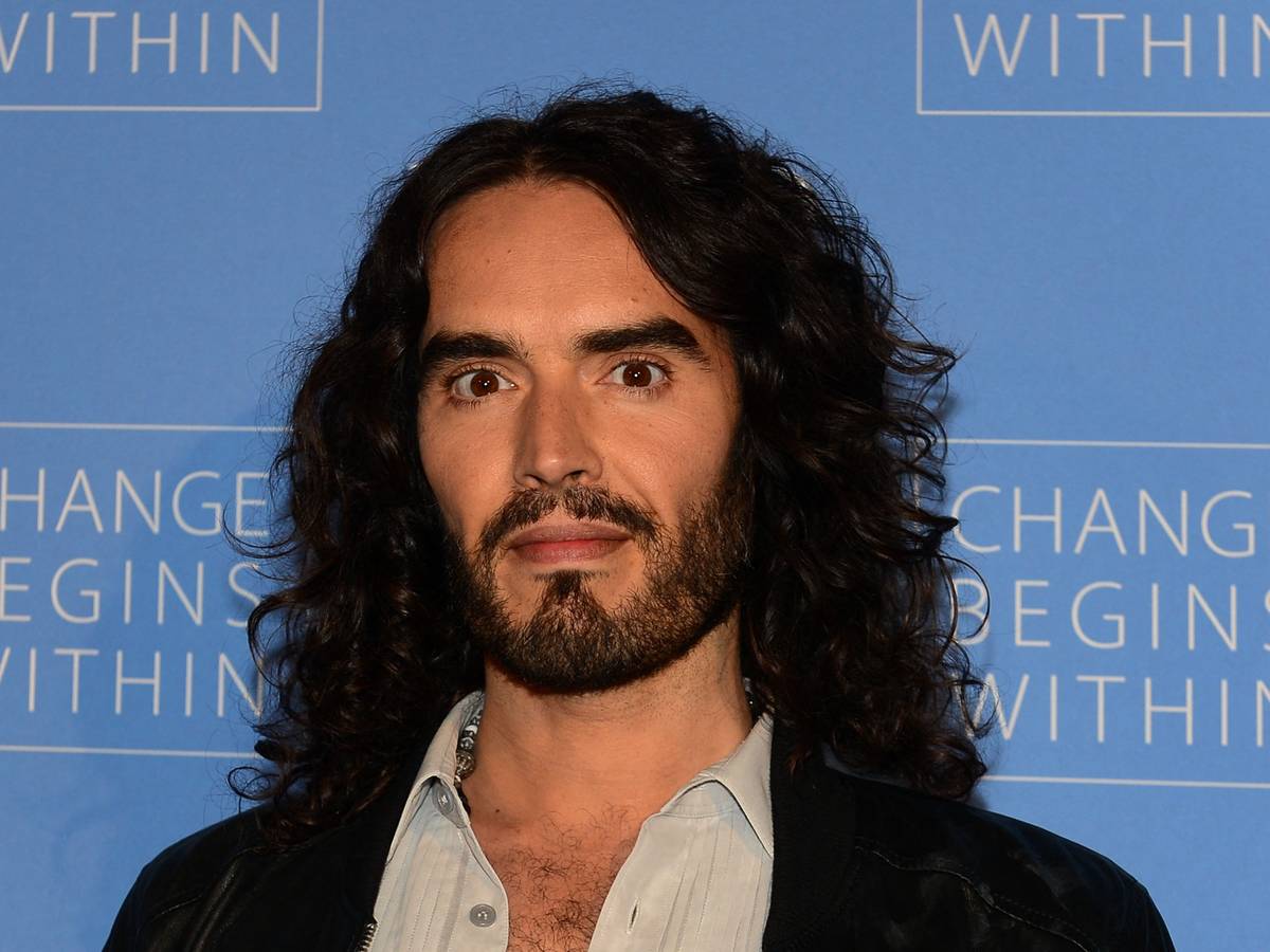 Britse komiek Russell Brand in VS aangeklaagd om aanranding: slachtoffer  eist vergoeding | Show | destentor.nl