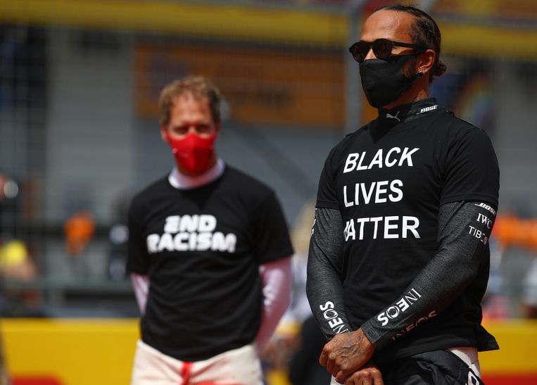 Lewis Hamilton en achter hem Sebastian Vettel gebruikten hun podium als coureurs voor het uitdragen van hun overtuigingen. Dat wordt een stuk moeilijker.  Beeld Hollandse Hoogte / AFP