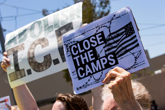 Demonstranten houden in San Diego borden omhoog met de woorden ‘schaf ICE af’ en ‘sluit de kampen’.