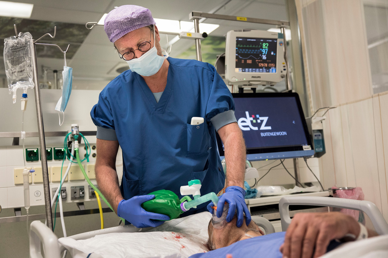 Anesthesioloog Robbert Bremer: ‘‘Wat is erger? Iemand met slokdarmkanker? Of iemand met een hersentumor? Wie opereer je? Zeg het maar.’ Beeld Arie Kievit / de Volkskrant