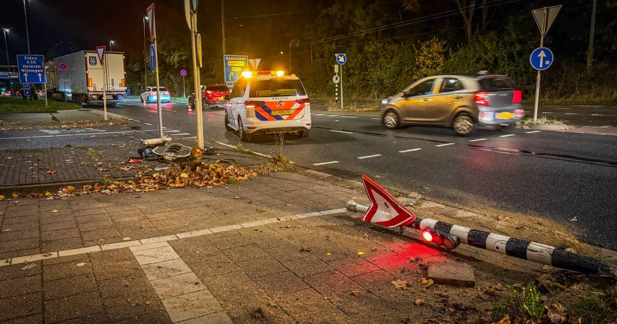 Ravage op de weg na ongeval met vrachtwagen; stoplicht uit de grond gereden.