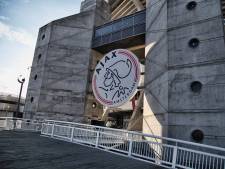 Ajax deelt stadionverbod uit aan fan die steward probeerde te zoenen