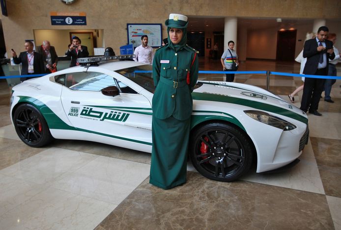 Een politievrouw voor een  Aston Martin One-77.