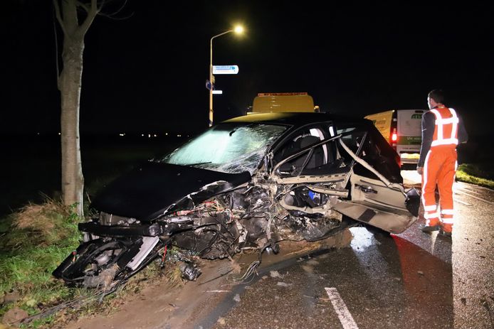 De auto is flink beschadigd geraakt bij het ongeval op de Dijkgraaf de Leeuwweg in Maasbommel.
