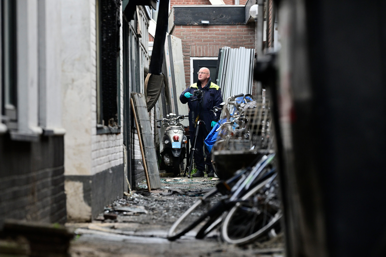 Forensisch onderzoek na de brand aan de Pluimstraat in Enschede.