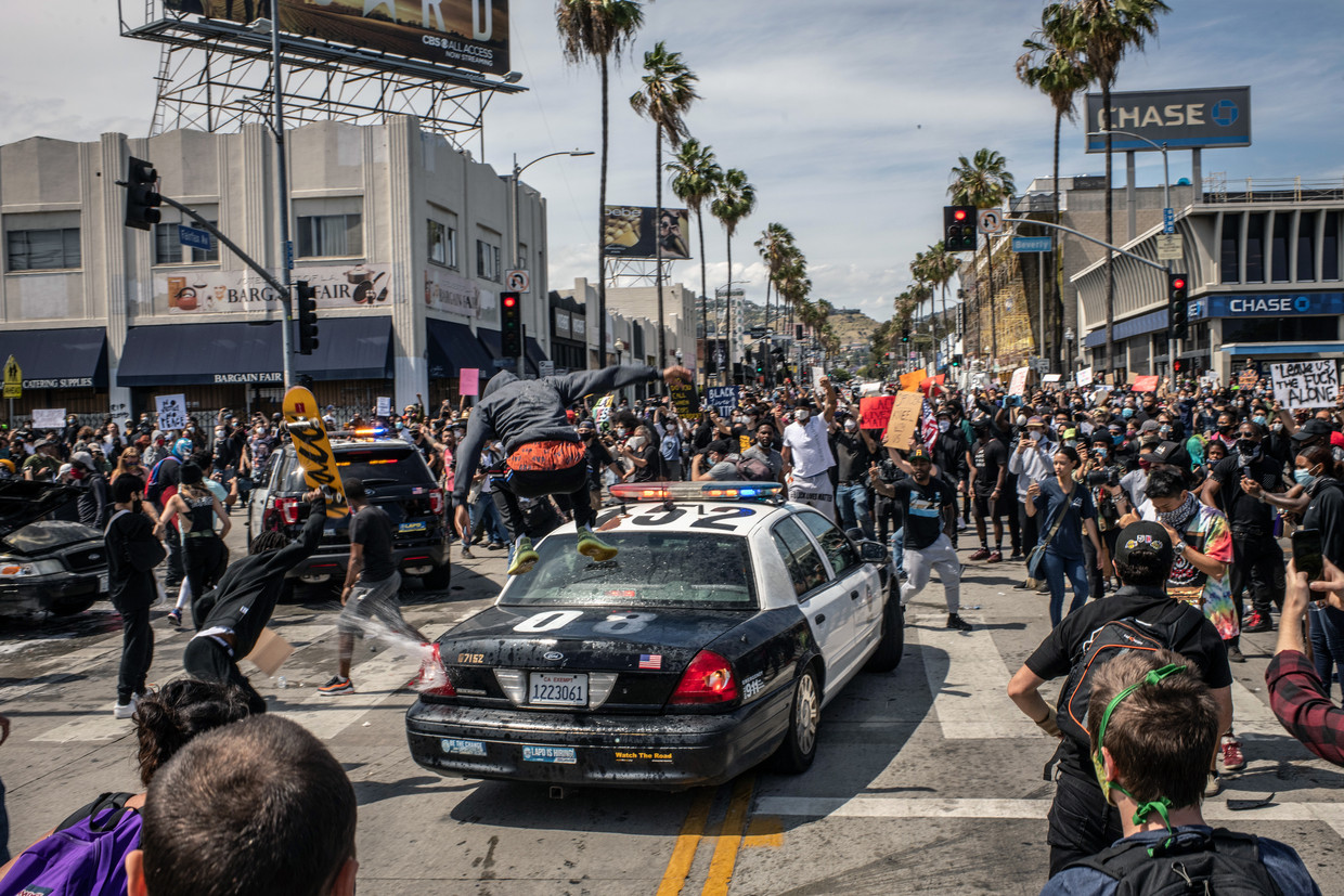 Een politiewagen moet eraan geloven. Straatprotesten, zoals hier in Los Angeles, naar aanleiding van de dood van George Floyd kaartten de rassenongelijkheid in Amerika aan – een thema dat Biden nauw aan het hart ligt. Beeld NYT