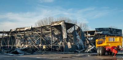 Personeel aangeslagen na tweede verwoestende brand bij familiebedrijf in Zeewolde: ‘Herhaling van to