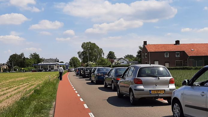 Lange rijen met tanktoeristen donderdagmiddag op de Oude Kleefsebaan, vanaf Berg en Dal richting Wyler.