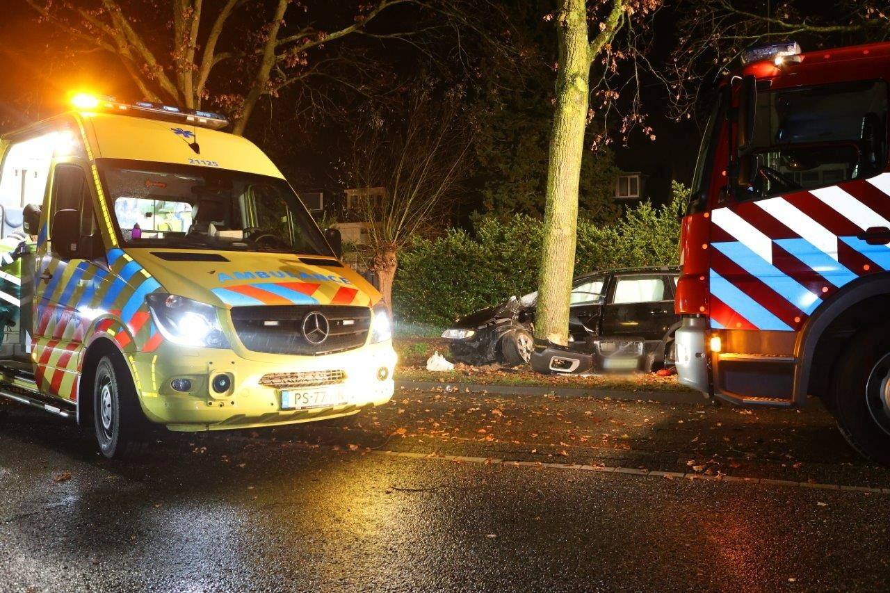 Twee mensen zijn gewond geraakt nadat hun auto tegen een boom botste op de Runweg in Berlicum.