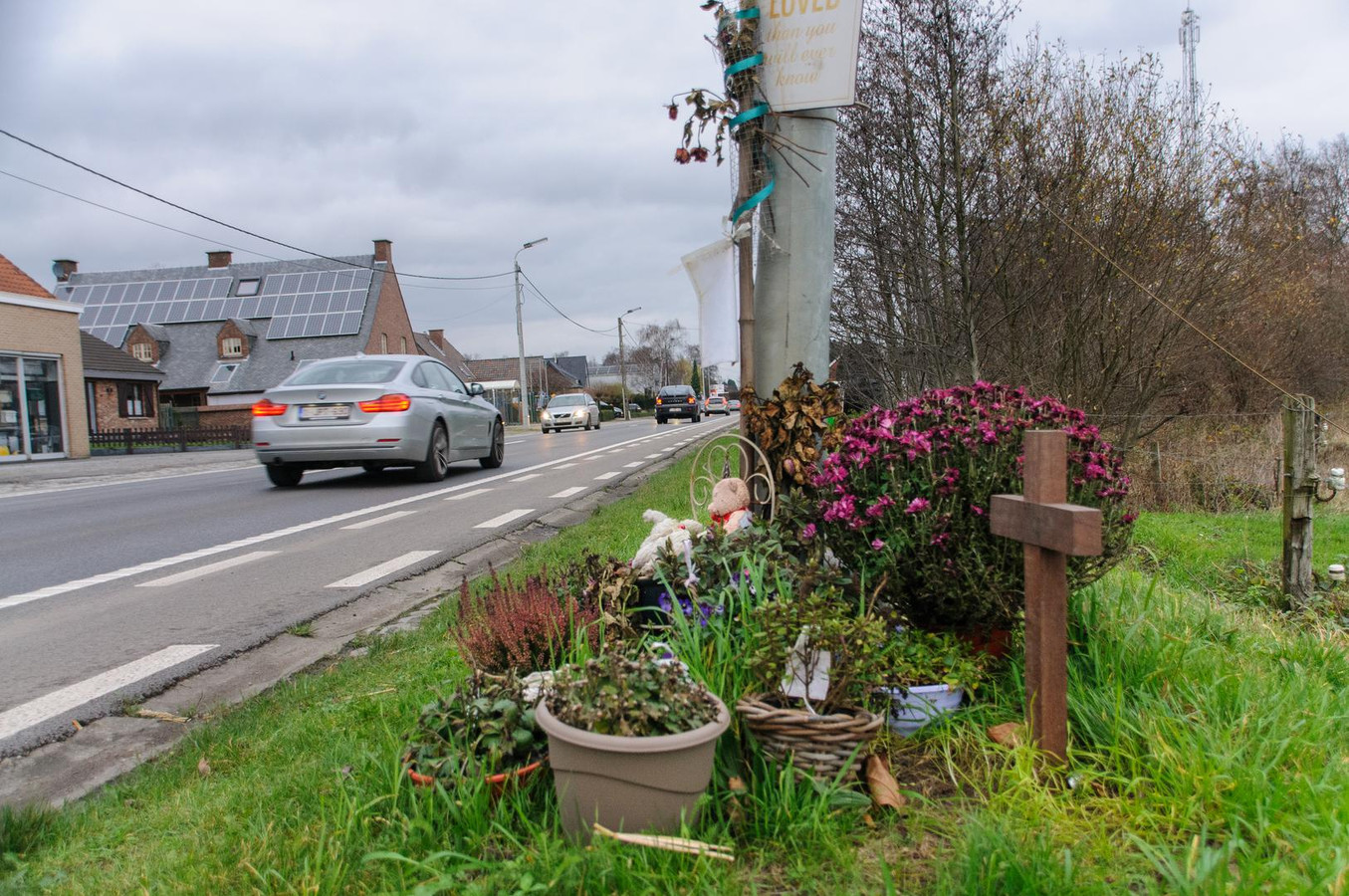 Op de plaats waar eind augustus 2015 Noah Mortier van de weg werd gemaaid, herinneren een kruis en bloemen nog aan de tragedie.