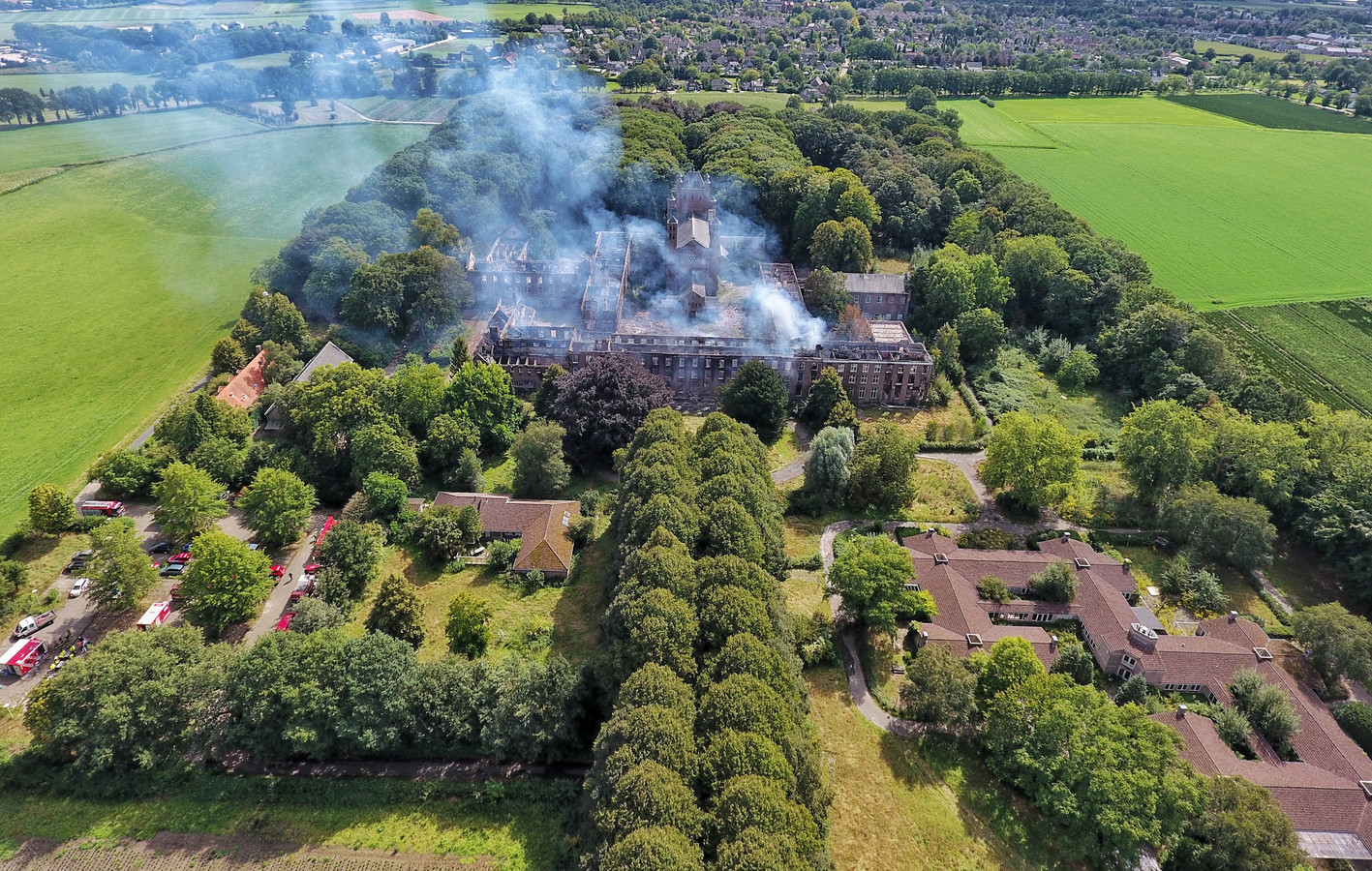 Een grote brand heeft afgelopen weekeinde een deel van de monumentale bebouwing op landgoed Haarendael in Haaren in de as gelegd.