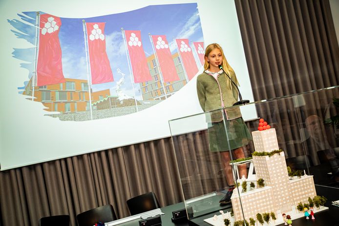 Emmanuel Huts (10), kleindochter ván, stelt haar eigen ontwerp van de Boerentoren voor aan architect Daniel Libeskind.