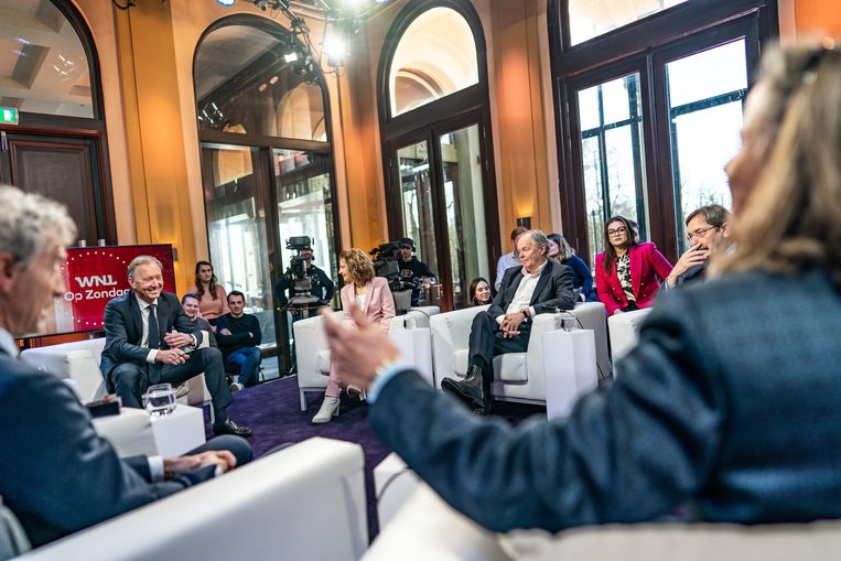 Politici van verschillende politieke partijen voorafgaand aan het Grote Lijsttrekkersdebat van Omroep WNL. Ze gaan live met elkaar in debat, in aanloop naar de Provinciale Statenverkiezingen.  Beeld Joris van Gennip