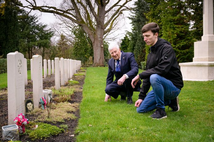 Johan Spek (links) en Tom Score van het 1april 1945 comité Enschede bij de graven van gevallen Gemenebestsoldaten op de Oosterbegraafplaats.