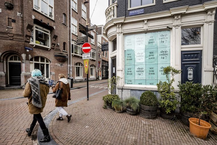 Afhalen in de Amsterdamse binnenstad. Veel winkels houden zondag de deur alweer dicht Beeld ANP